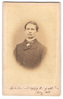 Fotografie E. Hering, Wiesbaden, Wilhelmsallee, Portrait Herr Im Anzug Mit Fliege, 1865  - Personnes Anonymes