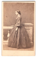 Fotografie Ayers, Yarmouth, 3 Clarence Palce, Portrait Junge Dame Im Reifrock Kleid, Seitenprofil, 1862  - Anonyme Personen