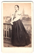 Fotografie W. Berger, Dresden, Portrait Junge Frau Doris Im Kleid Mit Heller Bluse Vor Einer Studiokulisse  - Anonieme Personen