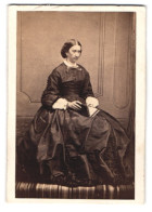 Photo Genin Aug., Saint-Vallier, Portrait De Dame Im Reifrock Kleid Avec Buch In Der Hand  - Anonieme Personen