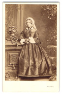 Photo Southwell Brothers, London, 16 & 22 Baker St., ältere Dame Im Seidenen Biedermeierkleid Mit Haube, 1863  - Anonieme Personen