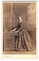 Photo Southwell Brothers, London, 22 Baker Street, Portrait Dame Im Biedermeierkleid Am Lesepult, 1864  - Anonieme Personen