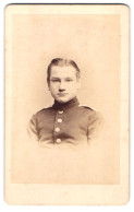 Fotografie Albert Grundner, Berlin, Leipziger-Str. 50, Portrait Junger Soldat In Uniform Mit Mittelscheitel  - Anonyme Personen