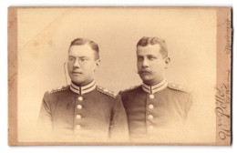 Fotografie W. Pöllot, Darmstadt, Hügelstr. 59, Portrait Einjährig-Freiwillige In Gardeuniform Mit Zwickerbrille  - Anonieme Personen
