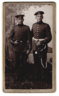 Fotografie Albert Steiger, Indersdorf, Portrait Zwei Soldaten In Uniform Mit Säbel Vor Einer Studiokulisse  - Personnes Anonymes