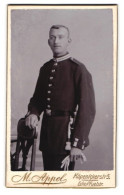 Fotografie M. Appel, Berlin, Köpenickerstr. 5, Portrait Junger Soldat In Garde Uniform Mit Bajonett Und Portepee  - Personnes Anonymes