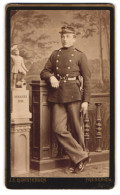 Fotografie J. C. Christensen, Fredericia, Danmarksgade 21, Portrait Dänischer Soldat In Uniform Rgt. 12 Mit Bajonett  - Anonyme Personen