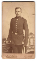 Fotografie Adolf Sander, Leipzig, Löhrstr. 4, Portrait Soldat Herbig In Uniform Rgt. 131 Mit Bajonett  - Anonyme Personen