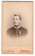Fotografie E. Postlep, Berlin, Chaussee-Str. 5, Portrait Soldat In Garde Uniform Mit Orden An Der Brust  - Anonieme Personen