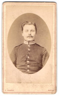 Fotografie F. Tannhof, Berlin, Chaussee-Str. 51, Portrait Soldat In Garde Uniform Mit Kettenband  - Anonieme Personen