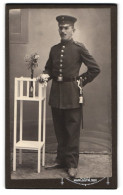 Fotografie Unbekannter Fotograf Und Ort, Portrait Soldat In Uniform Rgt. 127 Mit Bajonett Und Portepee  - Anonieme Personen