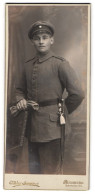 Fotografie Atelier Germania, Augsburg, Bahnhofstr. 12 1 /2, Portrait Junger Soldat In Feldgrau Uniform Mit Bajonett  - Anonyme Personen