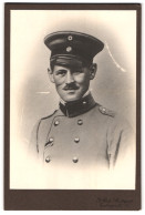 Fotografie Gustav Reh, Stuttgart, Esslingerstr. 11, Portrait Soldat In Uniform Mit Eingestecktem Orden  - Anonyme Personen