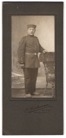 Fotografie J. Beckmann, Alzey, Weinrufstr. 11, Portrait Soldat In Uniform Mit Krätzchen  - Anonieme Personen