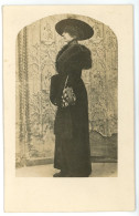 CARTE PHOTO De Femme Fourrure Mode Allure Noblesse Sac à Main Chapeau ( Art Déco ? En Arrière Fond ) - Mode