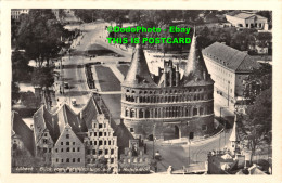 R415666 Lubeck. Blick Vom Petrikirchturm Auf Das Holstentor. Schoning - Wereld