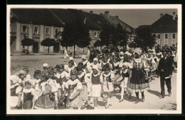 AK Kysov, Kinder In Tracht Bei Einem Festumzug  - Czech Republic