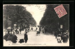 CPA Chantilly, Avenue De La Gare Un Jour De Courses  - Chantilly