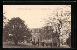 CPA Mouy, Ecole Primaire Supérieure, Un Coin Du Parc  - Mouy