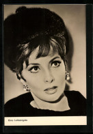 AK Gina Lollobrigida, Portrait Der Schauspielerin Mit Einer Pelzmütze Und Perlenohrringen  - Attori