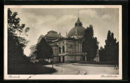 AK Rostock, Auf Der Strasse Vor Dem Stadttheater  - Theatre