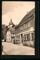 AK Gebesee I. Thür., Vor Einem Wohnhaus, Der Kirchturm Im Hintergrund  - Other & Unclassified