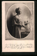 AK Kaiserin Auguste Victoria Königin Von Preussen, An Der Wand Lehnend Mit Einem Buch  - Familles Royales