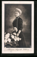 AK Kaiserin Auguste Victoria Königin Von Preussen, Stehend Im Schwarzen Klied Mit Blumen  - Familias Reales