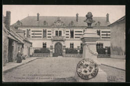 CPA Villers-Cotterets, Ecole Des Garcons Et Monument à Demoustier  - Villers Cotterets