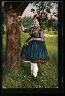 AK Junge Frau In Hessischer Tracht Ein Herz In Den Baum Ritzend  - Costumi
