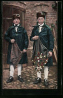 AK Junge Männer In Hessischer Tracht Mit Tüchern  - Costumes