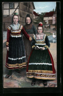 AK Junge Frauen Beim Lesen In Trachten Aus Dem Kreis Marburg-Cölbe  - Costumi