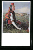 AK Junge Frau In Hessischer Tracht Im Gras Sitzend  - Trachten