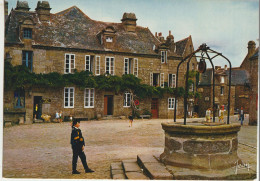 Locronan 29 S   Carte Non Circulée Son Puits Et L'Ancienne Maison De La Compagnie Des Indes Et La Cour Animée - Locronan