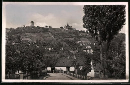 Fotografie Brück & Sohn Meissen, Ansicht Radebeul, Strassenpartie Im Ort Mit Wohnhaus Und Blick Zum Bismarckturm  - Places