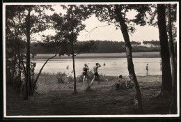 Fotografie Brück & Sohn Meissen, Ansicht Schmannewitz I. Sa., Badegäste Am Waldteich In Bademode  - Plaatsen