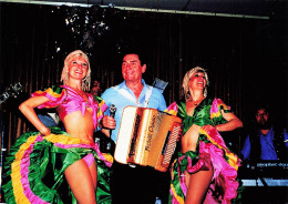 André  VERCHUREN - ACCORDEONISTE - ACCORDEON - DANSEUSES -CHORISTES -PHOTO (13x19cm) - Dos Vierge - Beroemde Personen