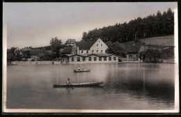Fotografie Brück & Sohn Meissen, Ansicht Hetzdorf, Blick über Den See Mit Ruderkähnen Zum Gasthaus Sumpfmühle  - Orte