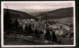 Fotografie Brück & Sohn Meissen, Ansicht Carlsfeld I. Erzg., Blick In Den Ort Mit Der Glashütte  - Orte