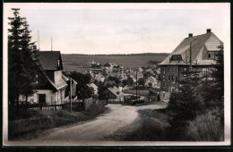 Fotografie Brück & Sohn Meissen, Ansicht Carlsfeld I. Erzg., Strassenpartie Im Ort Mit Blick Zur Kirche  - Luoghi