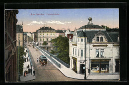 AK Saarbrücken, Strassenbahn Auf Der Luisenbrücke Aus Der Vogelschau  - Tramways