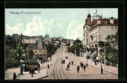 AK Plauen I. V., Strassenbahn Und Passanten Auf Der Bahnhofstrasse  - Tram