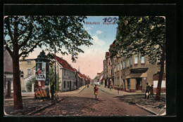 AK Bitterfeld, Burgstrasse Mit Zigarrengeschäft Und Litfasssäule  - Bitterfeld