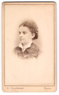 Fotografie H. Fleischhauer, Essen, Linden-Allee 43, Junge Dame Mit Flechtfrisur Und Kragenbrosche  - Anonyme Personen