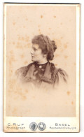 Fotografie C. Ruf, Freiburg I. B., Kaiserstr. 5 U. Ludwigstr. 2, Junge Dame Mit Hochsteckfrisur Und Kragenbrosche  - Anonyme Personen