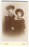 Fotografie C. Stephan, Luzern, Zwei Kinder In Modischen Kleidern  - Anonyme Personen