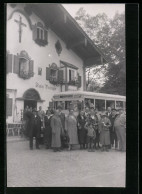 Foto-AK Oberammergau, Reisegesellschaft Vorm Hotel Alte Post 1933  - Oberammergau