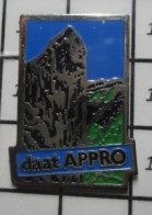 1818c Pin's Pins / Beau Et Rare / AUTRES / DAAT APPRO FALAISE MONTAGNE - Autres & Non Classés