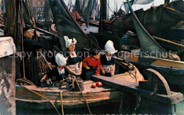 72741090 Volendam Familie Auf Dem Fischerboot Volendam - Other & Unclassified