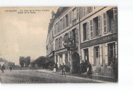 AVALLON - Un Coin De La Place Vauban - Hôtel De La Poste - Très Bon état - Avallon